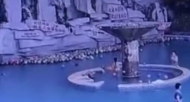 Video muestra cómo niño se ahoga a pasos de su madre que no vio nada por revisar celular