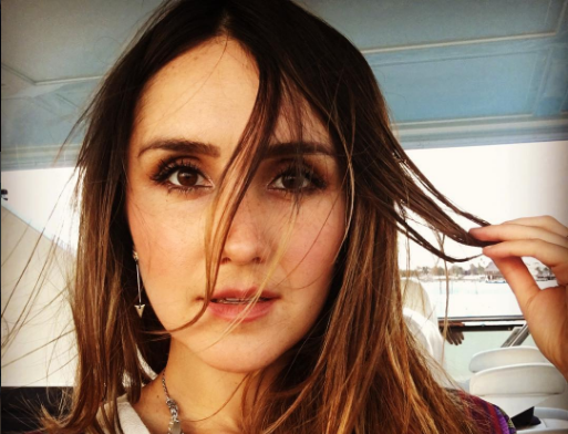 Con romántica postal ex RBD Dulce María confirma que está en una relación