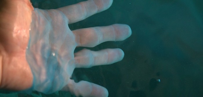 ¿Por qué se arrugan los dedos bajo el agua? científicos ingleses dieron con la respuesta