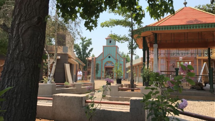 Así es el pueblo ficticio que creó Mega para su nueva nocturna 