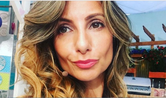 Macarena Vengas combinó su vestido con el yeso de su brazo para los Premios Caleuche