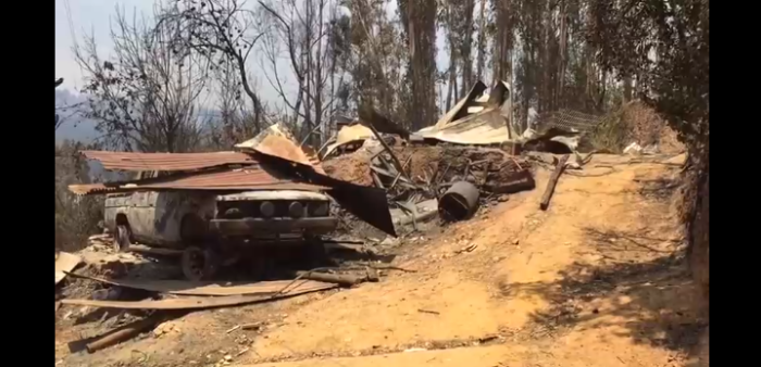 Familia relata paso del fuego por su casa cerca del lago Vichuquén: la consumió totalmente