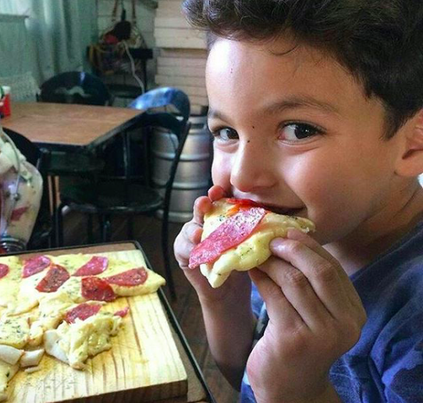 'Yoni' de Sres. Papis comparte foto con su tierna hermana: parecen dos gotas de agua