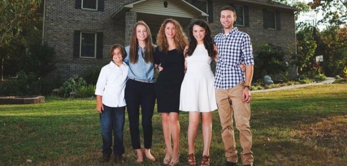 Mujer construyó su propio hogar con tutoriales de YouTube junto a sus hijos