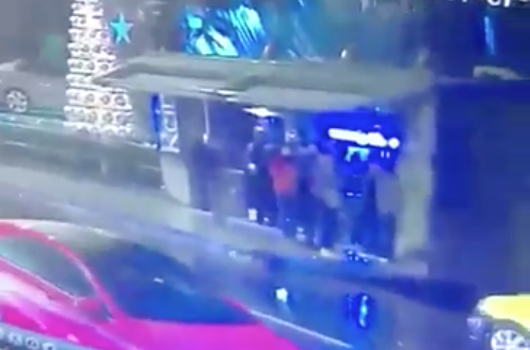 Video muestra momento exacto en que atacante entra disparando a discoteca de Turquía