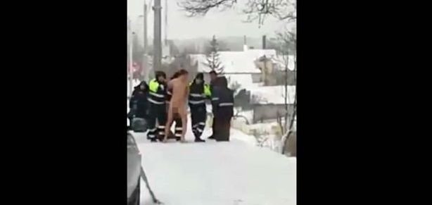 Insólito: hombre desnudo luchó en la nieve con policías tras chocar auto contra paradero