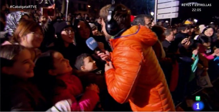 Reportero de TVE realiza insólita broma a 3 mujeres chinas en víspera de Fiesta de Reyes