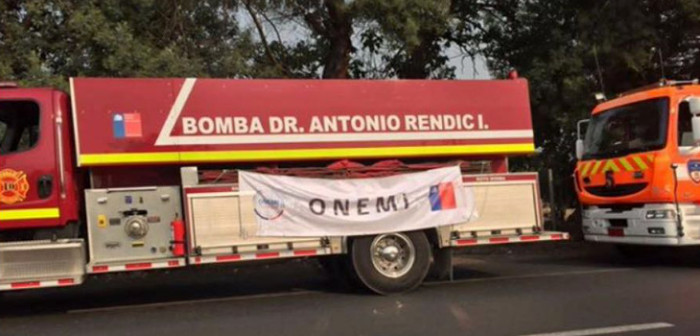 Bomberos indignados: detuvieron 2 horas vehículos para tomarles foto con logo de la Onemi