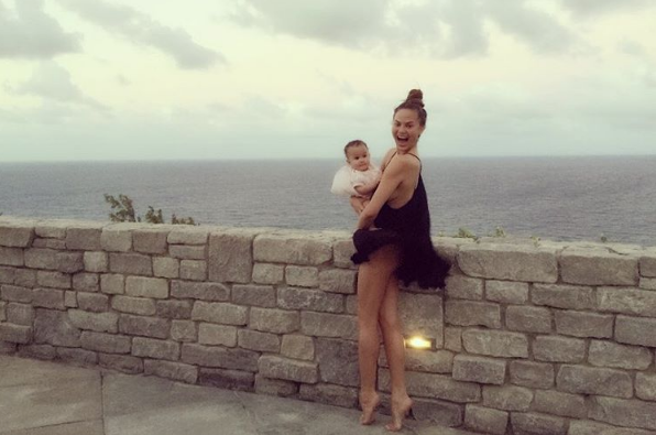 Fanáticos alaban a supermodelo, Chrissy Teigen, por subir foto mostrando sus estrías