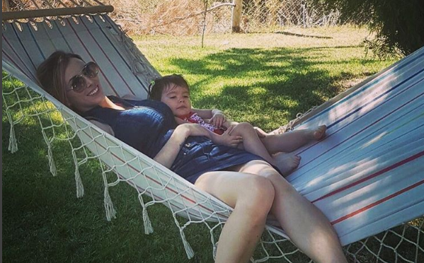 Daniela Collet luce su espléndida figura en bikini a 2 meses de dar a luz