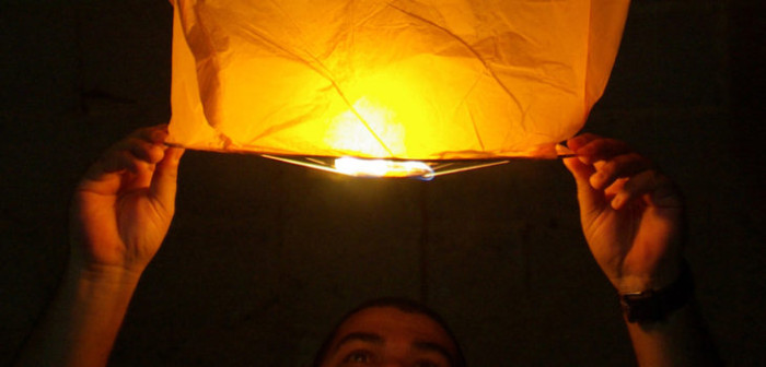 ¿Por qué no debes lanzar los populares 'Globos de los Deseos'? Advierten sobre sus riesgos