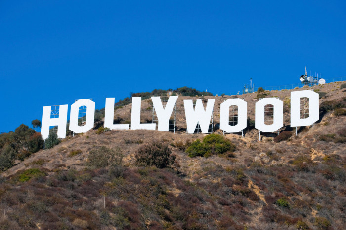 Vandalizan el icónico letrero de 'Hollywood' con referencia sobre la marihuana