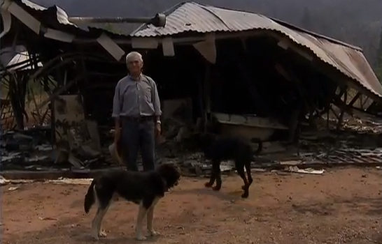 Hombre de 79 años sobrevivió a incendio que arrasó con su casa tras lanzarse a un pozo