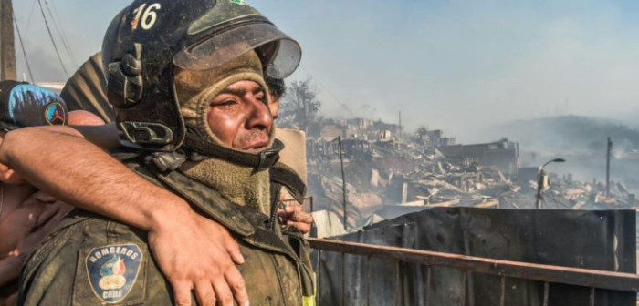 Bombero perdió su casa en incendio de Valparaíso y continuó ayudando a otros damnificados