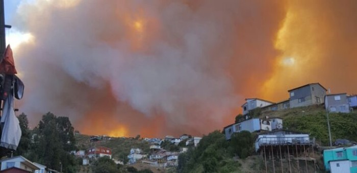 Megaincendio destruye decenas de viviendas y continúa sin control en Valparaíso