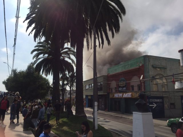 Tres lesionados y 10 locales afectados deja incendio en galería comercial de Quilpué