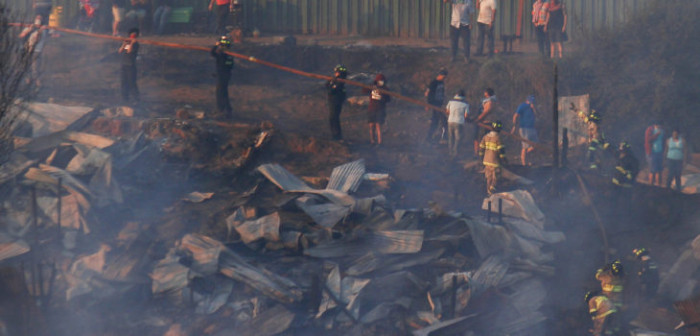 Megaincendio en Valparaíso deja un centenar de viviendas destruidas