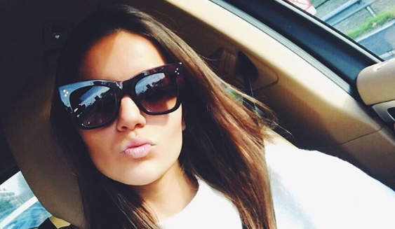 Acusan de racista a Miss Bélgica por referirse a un hombre de raza negra con feo emoticón