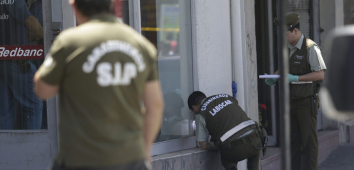 Hombre resulta herido tras sufrir asalto al salir de banco: le robaron $8 millones