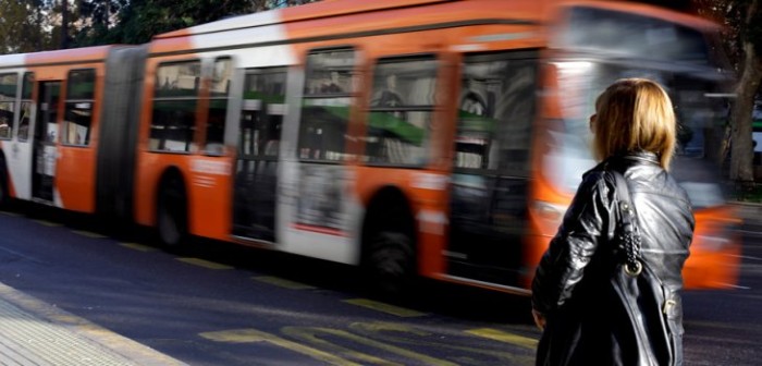Hombre fallece tras caer y posteriormente ser arrollado por un bus del Transantiago