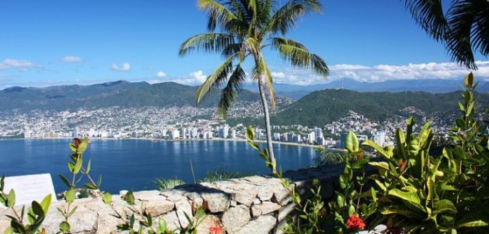 Asesinan a dos personas frente a turistas en playa mexicana de Acapulco