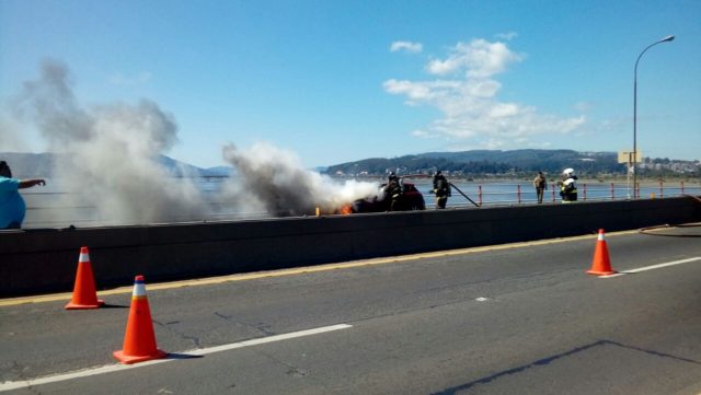 Vehículo se incendia mientras transitaba por Puente Juan Pablo II en Concepción