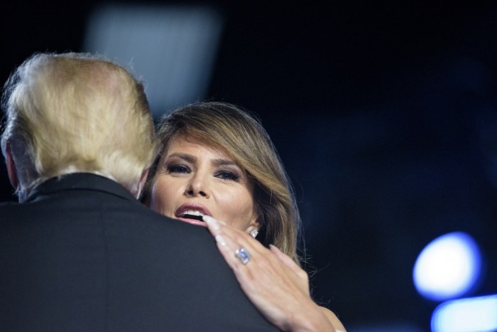 Melania Trump reitera demanda contra medio que la sindicó como 'escort'
