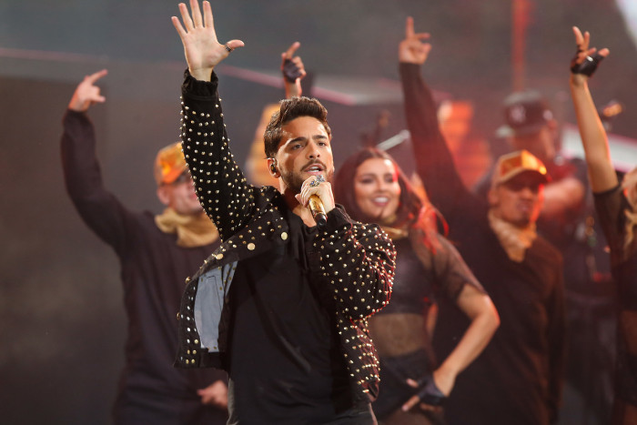 ¿Se le pasó la mano? El detalle que televidentes no dejaron pasar en look de Maluma