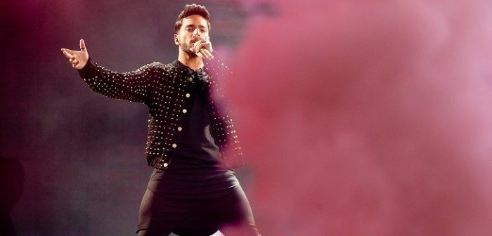 Los hilarantes carteles de las fans de Maluma que se robaron las miradas en Viña