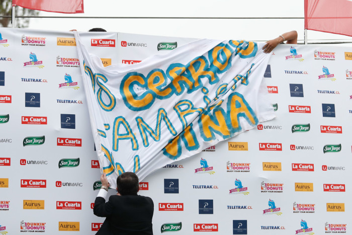 Incidentes de manifestantes obligan a suspender piscinazo de Kika Silva en Hotel O'Higgins