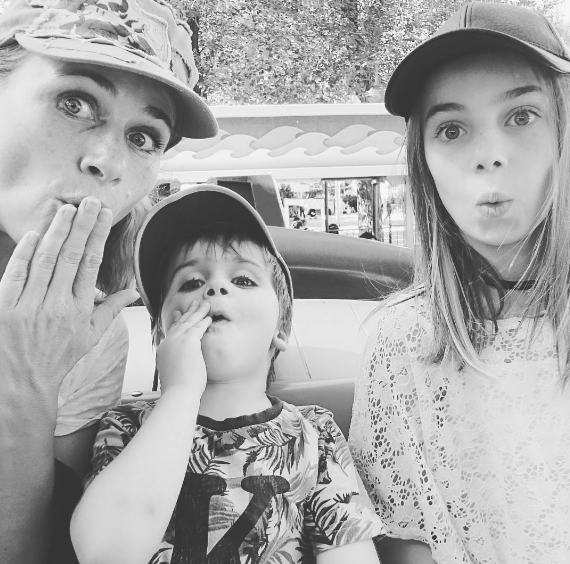Amaya y sus hijos con Amaro | Instagram