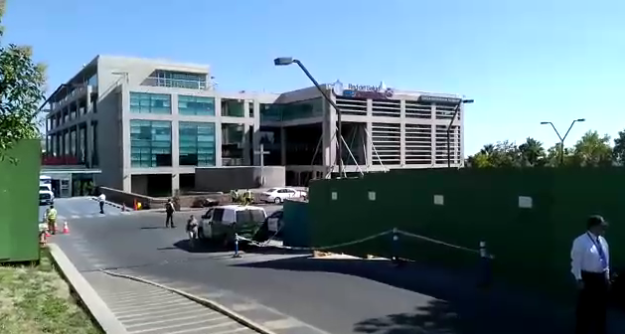 Una madre y sus 3 hijos graves tras ser atropellados en Clínica San Carlos de Apoquindo