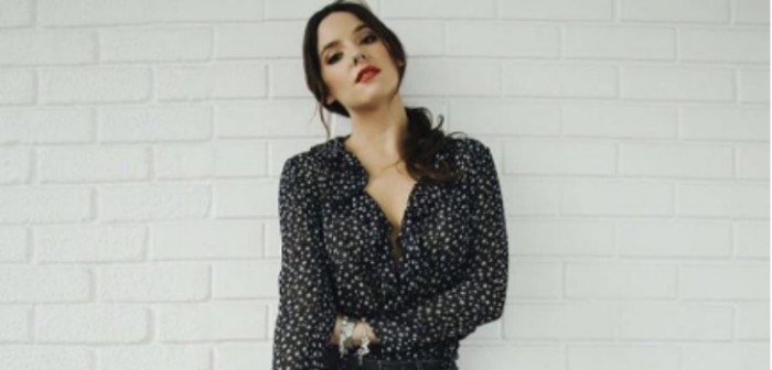 Así es la nueva moda en jeans que la está llevando este 2017 y que desplazó a los pitillos