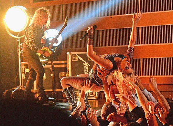 Lady Gaga dejó boquiabiertos a fans con osado atuendo en los Grammys