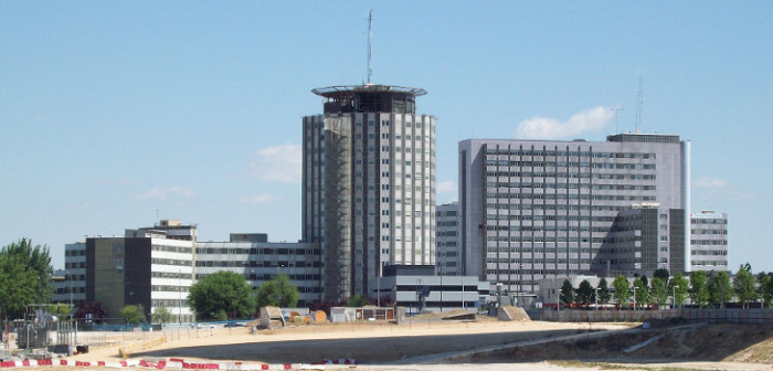 Chileno se lanzó desde hospital de Madrid con su bebé de 1 año: ambos fallecieron