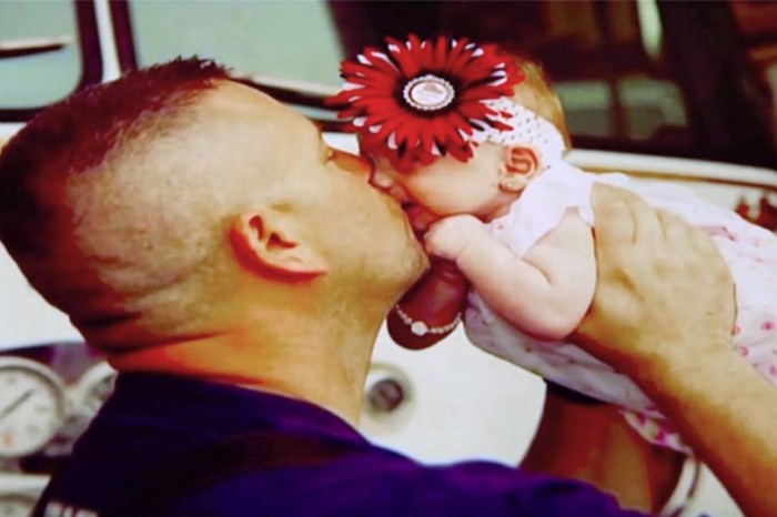 Bombero ayudó a una mujer a dar a luz en una emergencia: días después adoptó a la niña