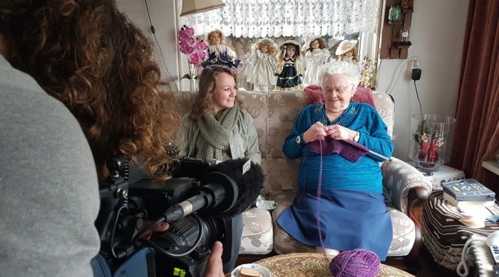 Abuela se enteró que su nieta era bisexual y le preparó un inesperado regalo