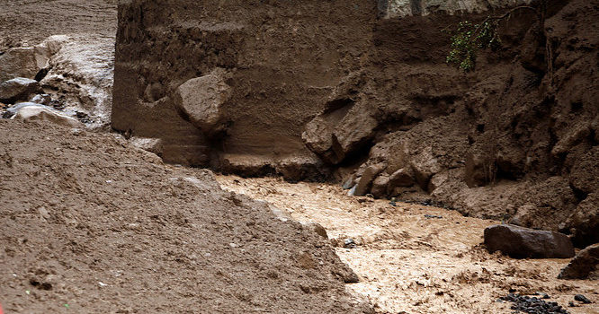 Una niña muerta, un hombre atrapado y dos heridos dejó deslizamiento de tierra