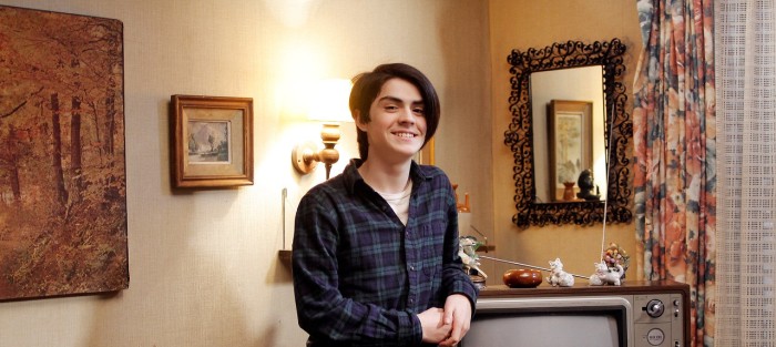 Actor de 'Los 80' Lucas Escobar es sorprendido pituteando como garzón