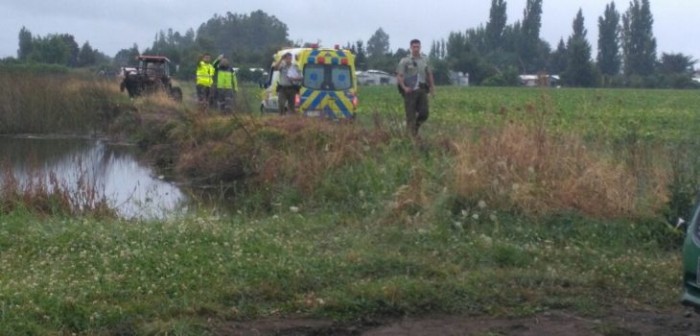 Trabajador muere y queda atrapado dentro de tractor sumergido en laguna de Los Ángeles