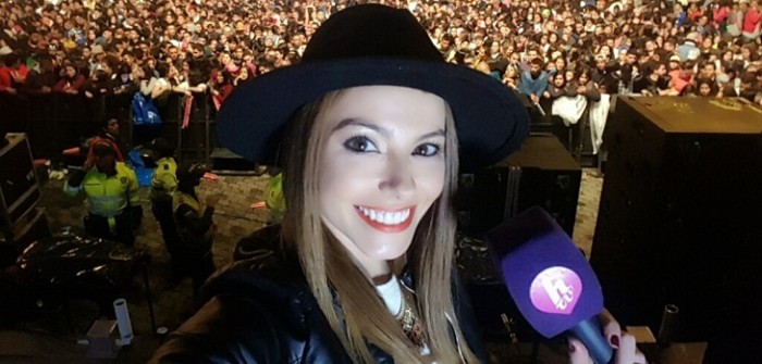 Conductora protagonizó inocente fail tras leer obsceno mensaje en transmisión de Festival