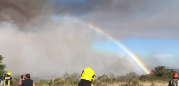 Captan en video el momento exacto en que el SuperTanker genera un arcoíris en el cielo