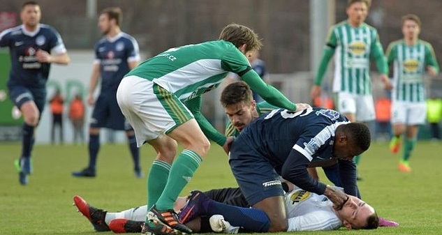 Héroe: delantero le salvó la vida a arquero rival que se desplomó en pleno partido