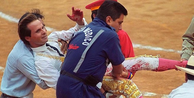 Video muestra cuando torero mexicano recibe cornada que le rompió el esfínter