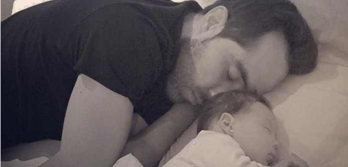 Papá chocho: Claudio Bravo muestra en Instagram los primeros pasos de su hija Emma