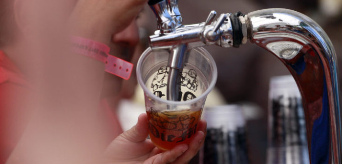 Aduana elimina más de 3 mil litros de cerveza: vencieron porque dueño olvidó retirarlas