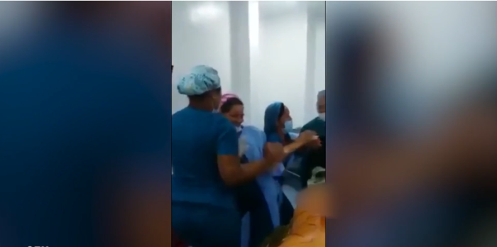 Enfermeras fueron despedidas por bailar  al lado de paciente anestesiada: las delató video