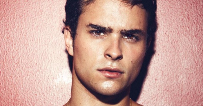 Flojo y enamorado: el relajado look que tendrá Augusto Schuster en 