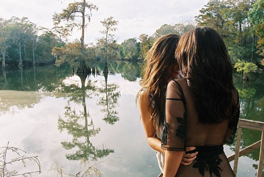 ¿Nueva relación? Hija de Carlos Vives se luce en cómplices fotos con diva de Fifth Harmony