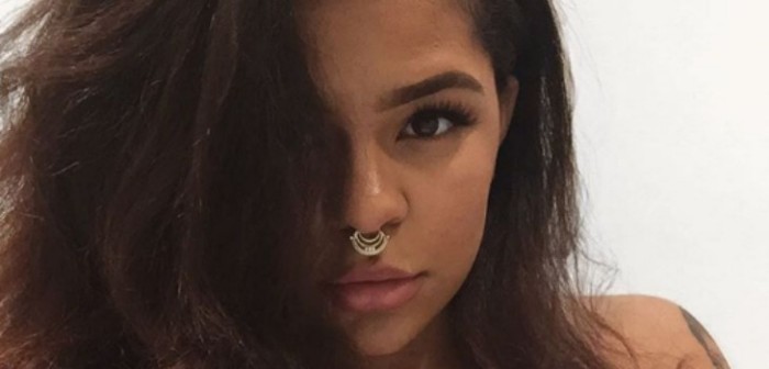 Joven muestra orgullosa cómo cambió su cuerpo tras ser madre por primera vez